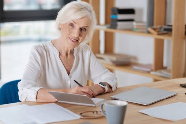 Masada oturan memnun yaşlı işkadını