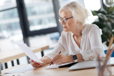 Ciddi deneyimli kadının işini yapması