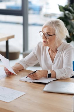 Onun ofisinde çalışan akıllı zor çalışma kadın