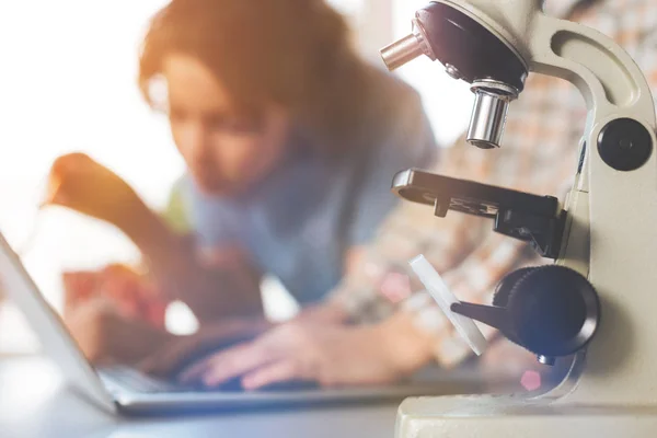 Primer plano del microscopio que está sobre la mesa . —  Fotos de Stock