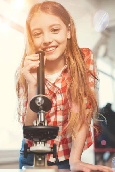 Positiva chica encantada posando con microscopio —  Fotos de Stock