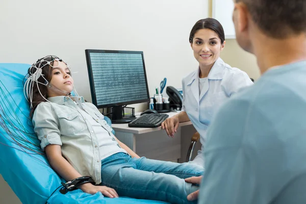 Meninas pai falando com médico realizando eletroencefalografia — Fotografia de Stock