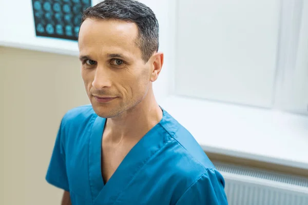 Schöner männlicher Arzt schaut in die Kamera — Stockfoto