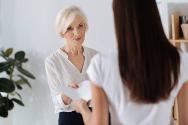 Onun iş arkadaşı bir belge olumlu akıllı bir kadın