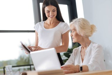 Mutlu genç kadın defterini işaret