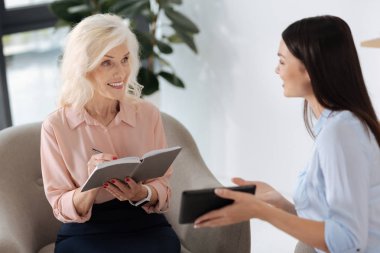 Neşeli pozitif iş arkadaşlarınızla birlikte çalışma