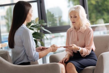 Karşılıklı oturan zeki güzel kadınlar