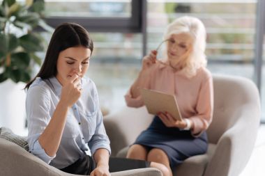 Bir iş görüşmesine sahip güzel akıllı kadın