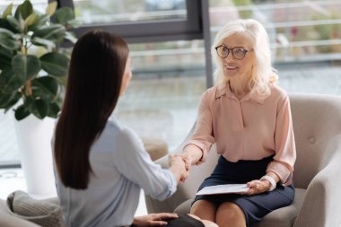 El sıkışırken mutlu neşeli kadınlar