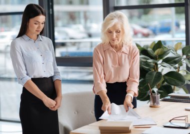 Ciddi profesyonel iş kadını toplama belgeler