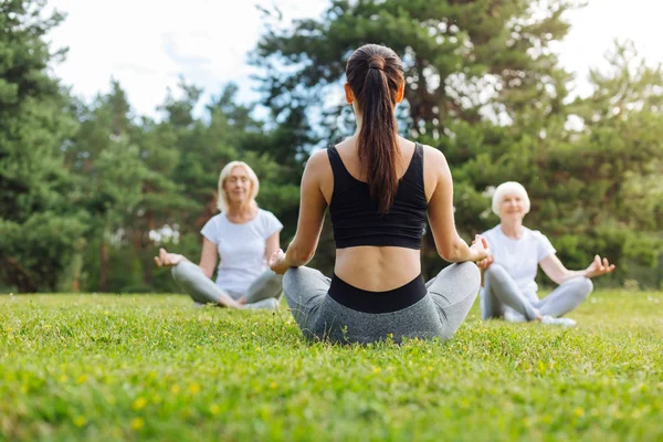 Mujeres relajadas meditando en la naturaleza — Foto de Stock