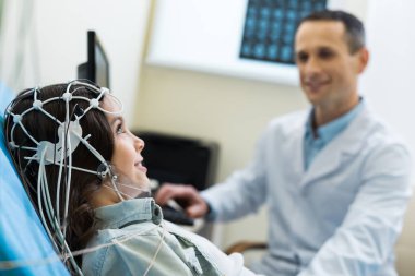 Tıbbi uzman hasta electroencephalographic tanılama taşıma