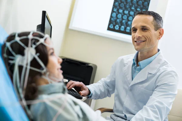 Médecin spécialiste enregistrement des ondes électroencéphalographiques du cerveau des patients — Photo