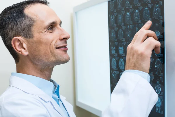 Close up of doctor scrutinizing computer tomography results — Stock Photo, Image