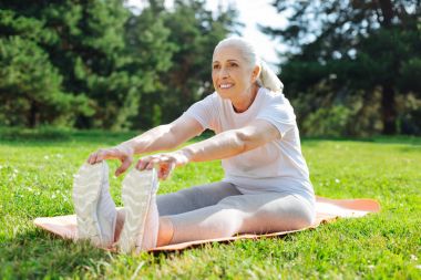 Spor ayakkabılarını dokunmadan olumlu memnun kadın kişi