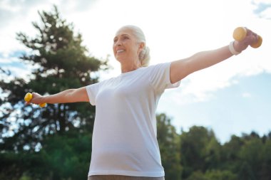 Düşük açı kendine güvenen kadın resim bu spor