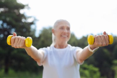 Kullanım içinde olmak fotoğraf dumbbells üzerinde duruldu