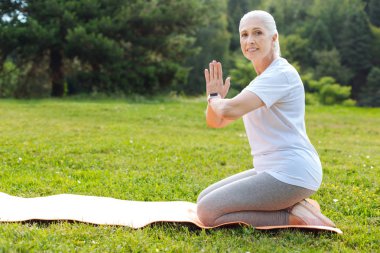 Mutlu kadın meditasyon için hazırlanıyor