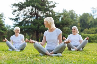 Neşeli sarışın kadın onun arkadaşı arıyor