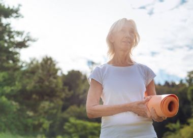 Ciddi emekli onun düşüncelerinde uçan