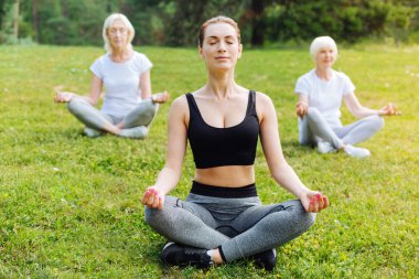 Mutlu esmer ile oturan yakın gözler