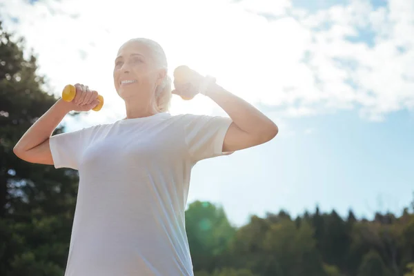 Mujer feliz expresando positividad durante el entrenamiento — Foto de Stock