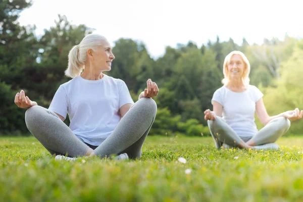 Amigos encantados positivos mirándose — Foto de Stock