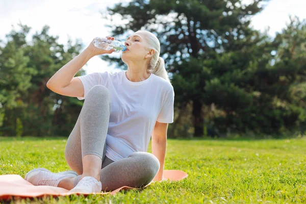 Mujer mayor agotada bebiendo agua —  Fotos de Stock