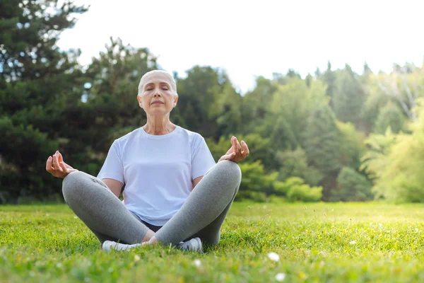 Relajada anciana disfrutando de sus fines de semana — Foto de Stock