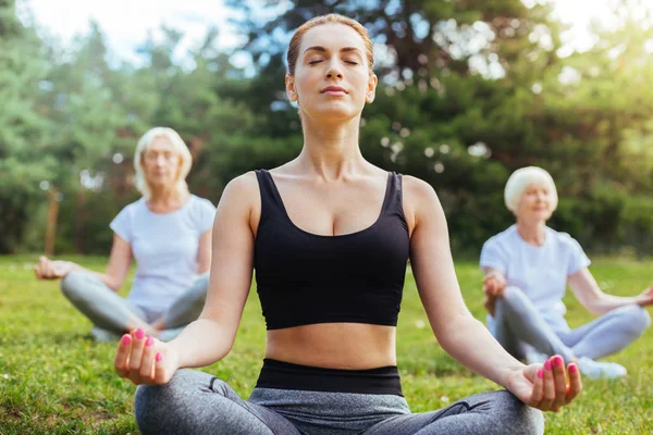 Jovem concentrada enquanto meditava — Fotografia de Stock