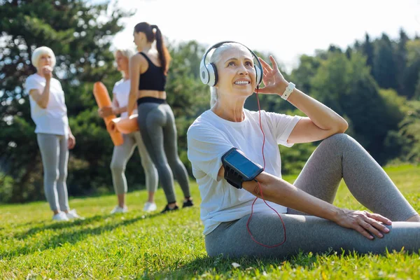 Persona femenina encantada escuchando canción favorita — Foto de Stock