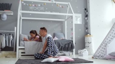 Yardımsever baba kızı eve atama ile yardım