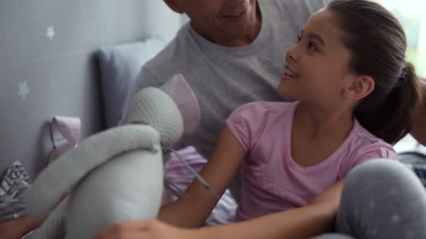 Мила маленька дівчинка розмовляє зі своїм дбайливим батьком — стокове відео