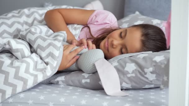 Carino bambina dormire con il suo giocattolo — Video Stock