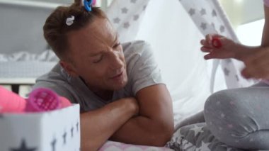 Küçük güzel kız onun babaları saç saç curlers koyarak