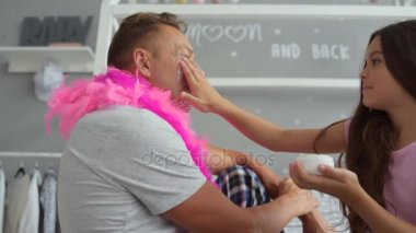 Dolly atış babalar yüzünde bir pozitif kız uygulanan krem