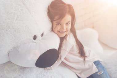 Kabarık ayısının sarılma güzel duygusal kız