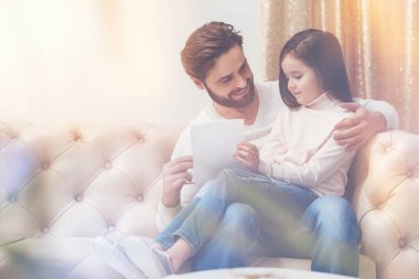 Bir tebrik kartı tutan heyecan yaratıcı çocuk