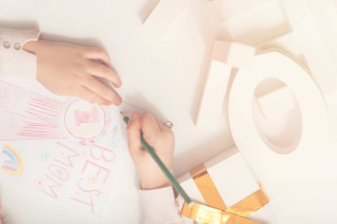 Yaratıcı yetenekli çocuk anne için bir sürpriz yapma