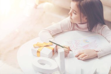 Yaratıcı yetenekli kız fikirlerini hayata döndürüyor