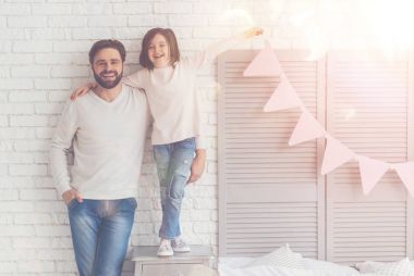 Çalışkan yaratıcı aile kutlama için hazırlanıyor