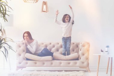 Güzel etkin canlı kız annesi kadar tezahürat