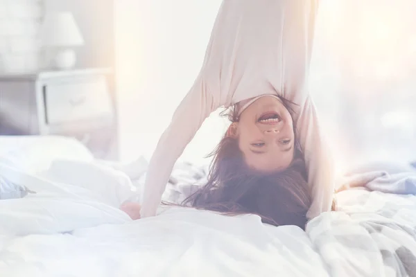 Divertida chica energética divirtiéndose en su dormitorio — Foto de Stock