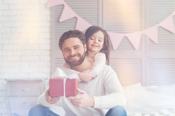 Familia entusiasta y vibrante que tiene un regalo listo — Foto de Stock