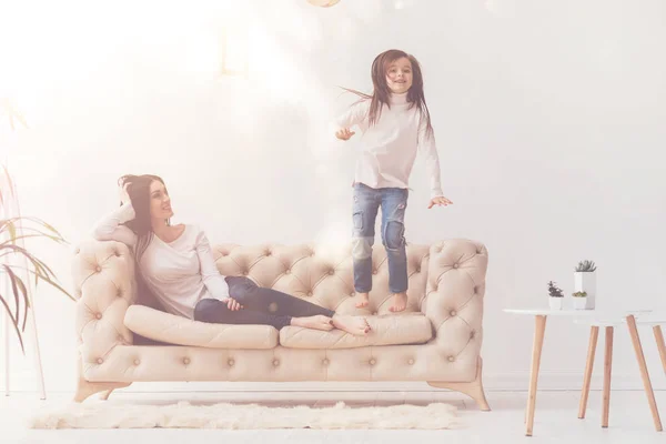 Humoroso animado menina fazendo sua mãe rir — Fotografia de Stock