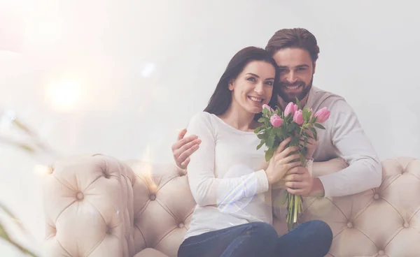 Sincero marido emocional saludando a su esposa — Foto de Stock