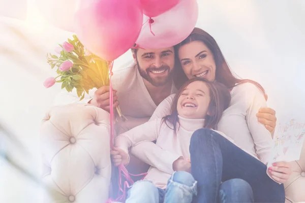 Adorable encantadora familia emocional teniendo una celebración —  Fotos de Stock