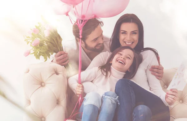 Adorable chica y sus padres disfrutando de la pequeña fiesta familiar — Foto de Stock