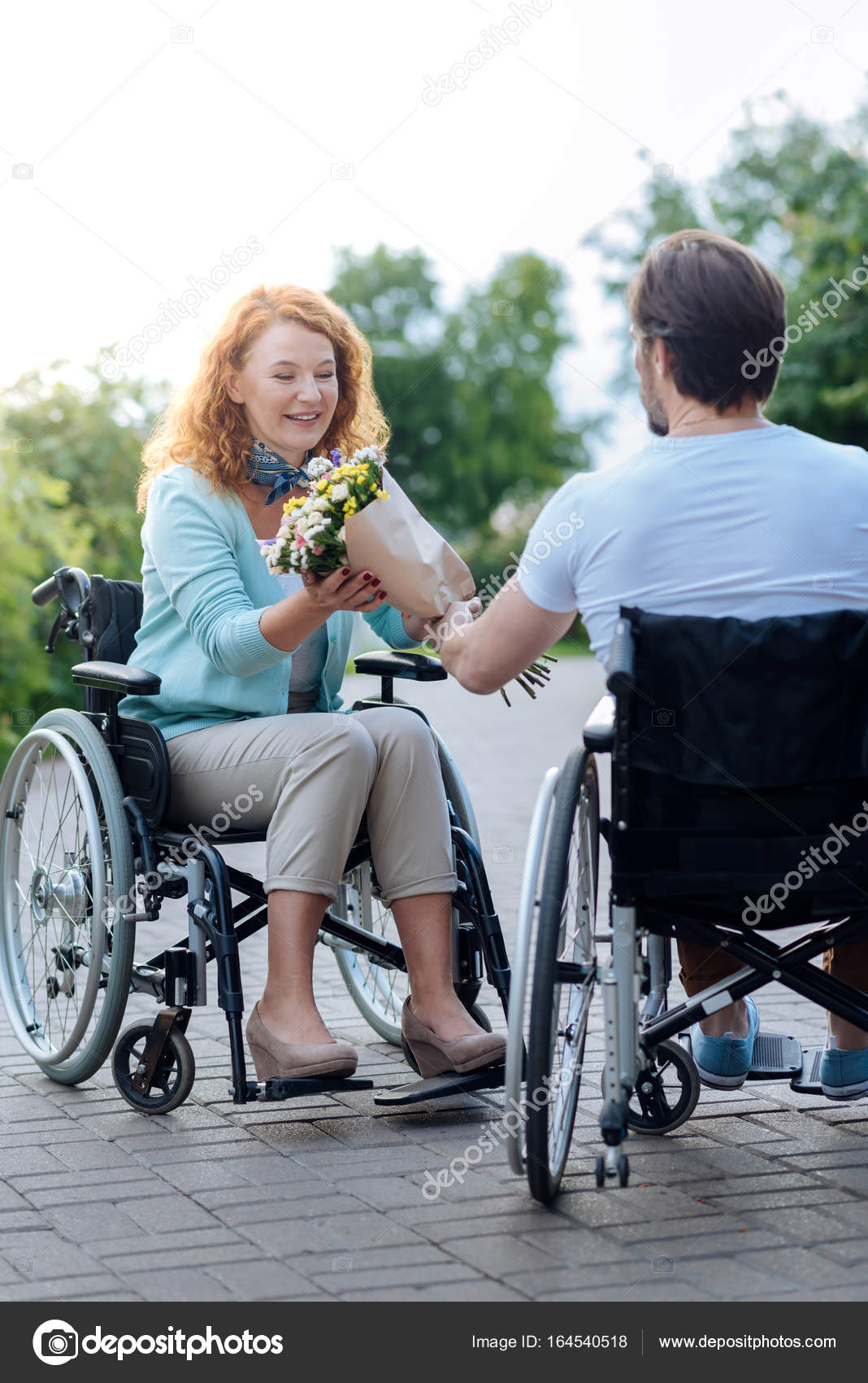 мужчина в инвалидной коляске. муж инвалид. жена инвалид. инвалид. муж инвалид и его жена.