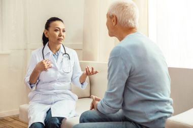 Güzel profesyonel doktor hastasını arıyorsunuz